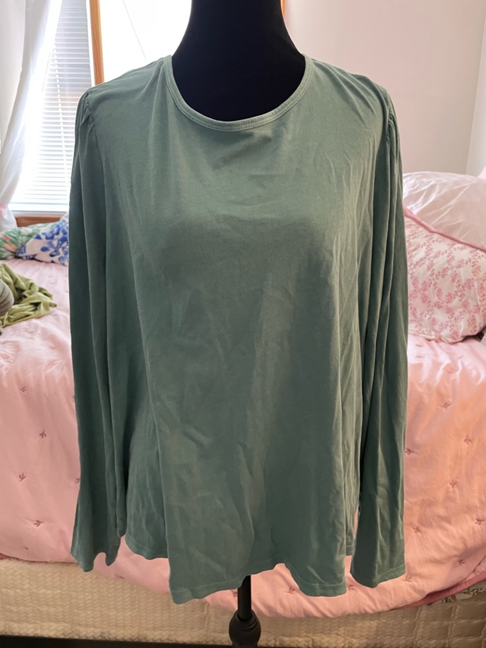 NWT Old  Women's Long Sleeve Crewneck Top with puff sleeves